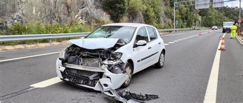 Un aparatoso accidente obliga a cortar un carril en la Autovía do