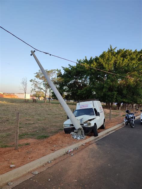 Motorista Perde Controle Do Carro E Bate Em Poste De Energia