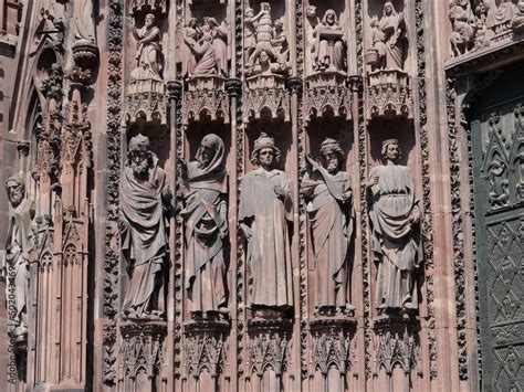 Heiligenfiguren und Leidensweg Christi am Hauptportal des Straßburger