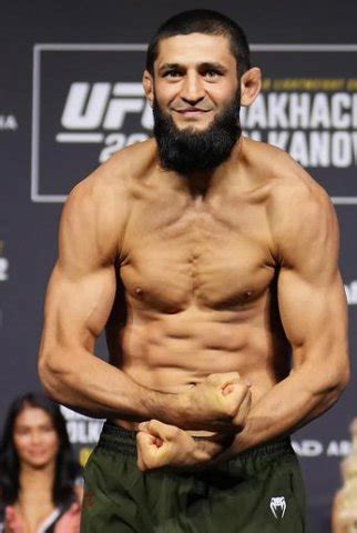 Khamzat Chimaev mantém invencibilidade ao dominar Kamaru Usman em luta