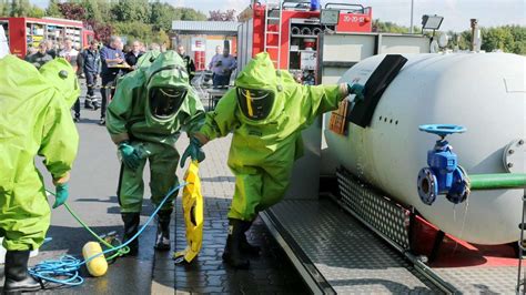 Umweltfeuerwehr Zeigt Den Behutsamen Umgang Mit Giftigen Chemikalien