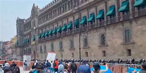 VIDEO Normalistas De Ayotzinapa Lanzan Petardos A Palacio Nacional