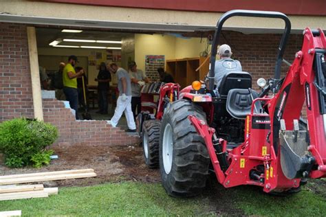 Vehicle Crashes Into Burgaw Middle School In Pender County Nc