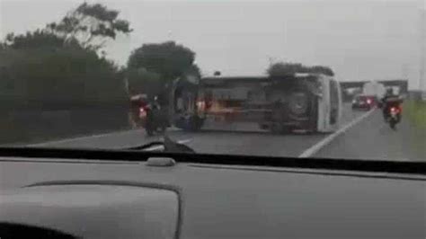 Ambul Ncia Capota E Trava O Tr Nsito Na Rodovia Padre Manoel Da N Brega