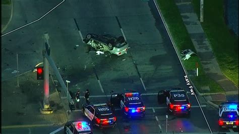 Houston Traffic 2 Rescued After Rollover Crash On I 10 Feeder Wb At