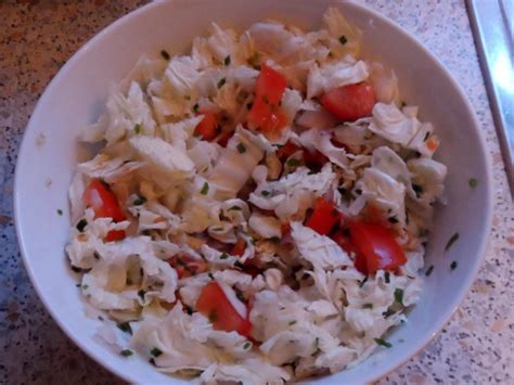 Salate Beilagen Einfacher Chinakohlsalat Mit Tomaten Und Zitronen