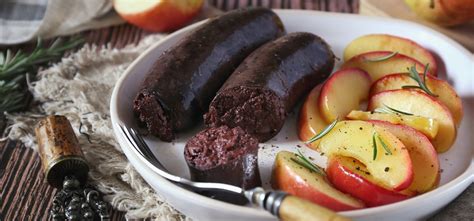 gebratene blutwurst mit zwiebeln und apfel