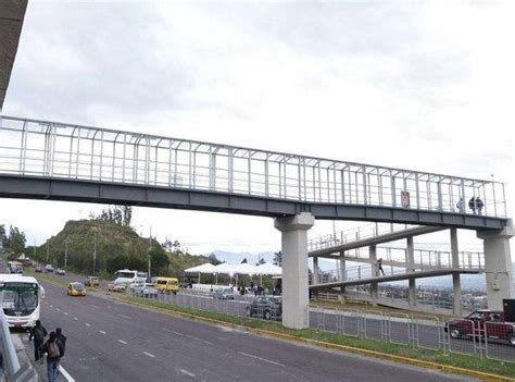 Quito Puente Sobre La Avenida Sim N Bol Var A La Altura De Nay N Fue