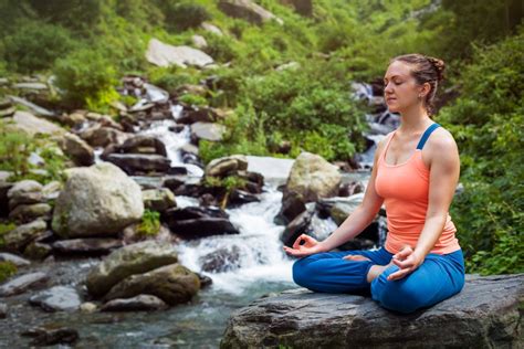 Mujer Meditar En Hatha Yoga Asana Padmasana Pose De Loto Al Aire Libre