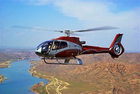 Banco De Imágenes Gratis Helicóptero Sobre El Río Cruzando El Desierto