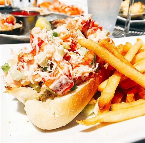 The 10 Best Lobster Rolls In Connecticut