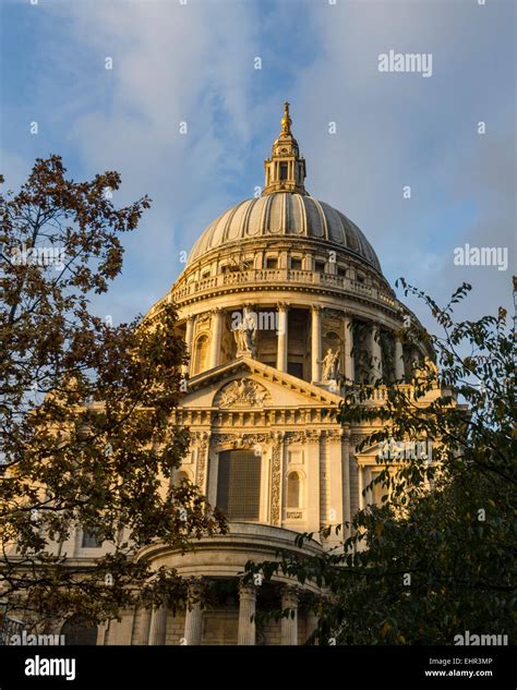 Mirando Hacia La Fachada Sur De La Catedral De San Pablo En Londres