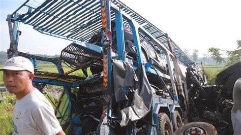 Kronologi Kecelakaan Di Tol Semarang Solo Truk Trailer Sapu