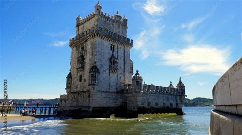 Der Alte Turm Von Belem Ist Das Wahrzeichen Von Lissabon An Der M Ndung