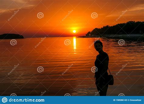 Vrsar Una Chica Que Disfruta De La Puesta De Sol En La Playa Imagen