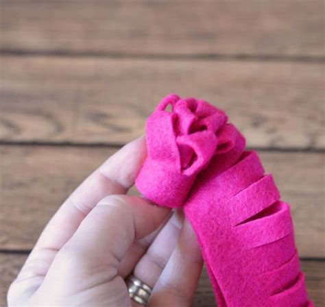 DIY NO SEW FELT FLOWERS WITH TWIGS Mommy Moment