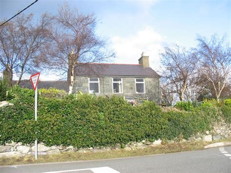 Tan Y Gaer Cottage © Eric Jones Cc By Sa20 Geograph Britain And