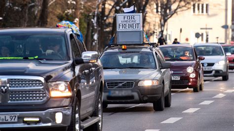 München Protest gegen Corona Maßnahmen und Lockdown per Autokorso