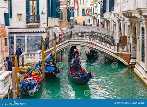 Gondel Das Traditionelle Venezianische Boot Auf Kanal Mit Touristen