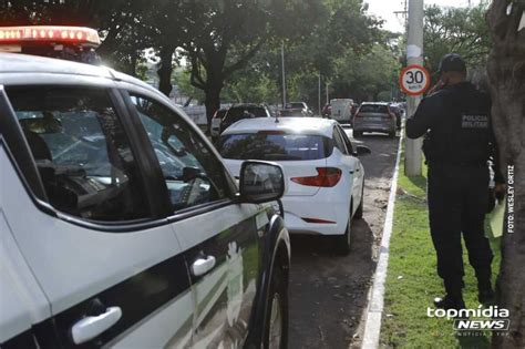 Homem Sofre Mal S Bito E Morre Dentro De Carro Em Campo Grande V Deo