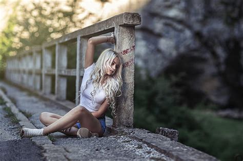 Mujer Modelo Rubia Mujeres Al Aire Libre Brazos Arriba Cabello