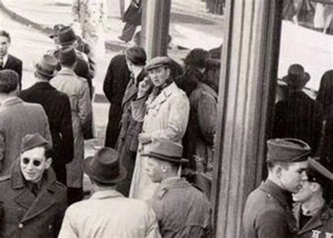 Viajero Del Tiempo Un Hombre Con Un Tel Fono M Vil En Una Foto De