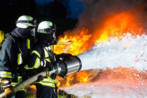 Pompiere Pompieri Che Estinguono Un Grande Incendio Foto Premium