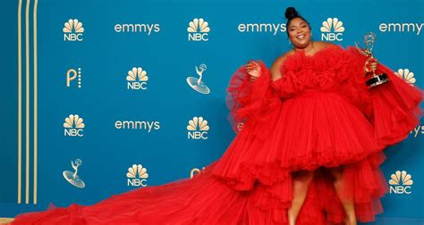 Lizzo Twerks In Her Ruffled Emmys Gown With Help From Kenan Thompson