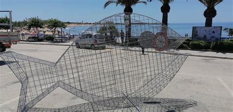 Un Pesce Mangia Plastica A Marina Di Modica Ragusa Oggi