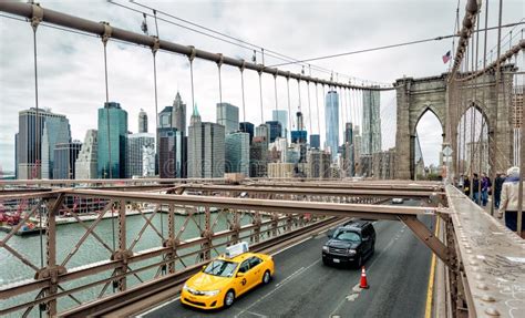 Coches Que Cruzan El Puente De Brooklyn En Nueva York Foto Editorial