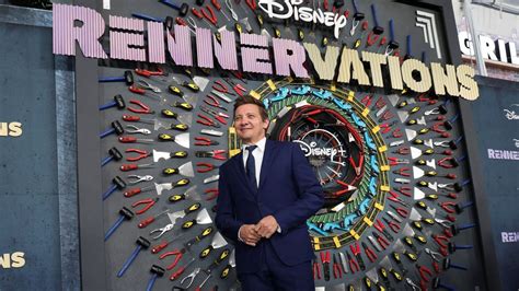 Jeremy Renner Regresa A La Alfombra Roja Tras Su Accidente Con Un