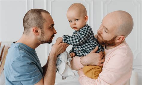 Pesaro una coppia gay italiana è riuscita ad adottare i propri figli nati da GPA Gay it