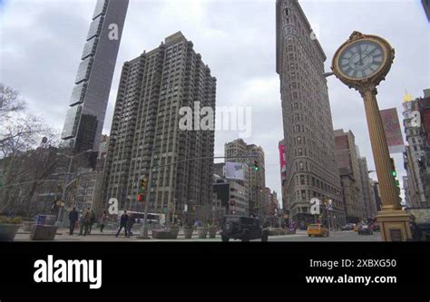 Traffic Passing In Front Of New York S Iconic Flatiron Building Stock