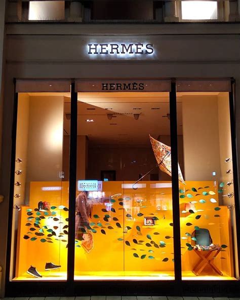 Hermes Passeig De Gracia Barcelona Spain Autumn Leaves Falling