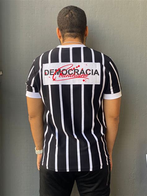 CAMISA CORINTHIANS DEMOCRACIA RETRÔ 1982 LOUCOS POR FUTEBOL STORE