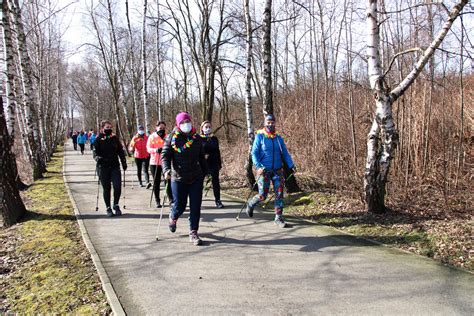 Trening Nordic Walking Z Okazji Dnia Kobiet Mosir Aziska G Rne