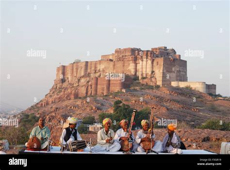 Folk Singers During Marwar Festival Back Drop Fort Hi Res Stock