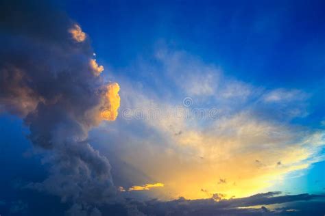 Cielo Drammatico Di Tramonto Con Il Cl Giallo Blu Ed Arancio Di Temporale Immagine Stock