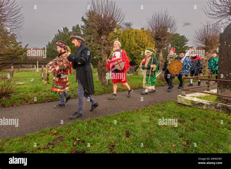 Les Ditchling Mummers Partirent Pour Se Produire Le Lendemain De No L