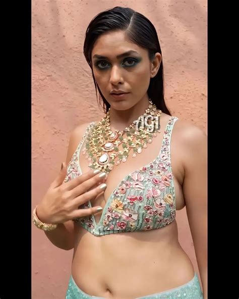 The Way The Mrunal Thakur Touches Her Cleavage 🤤😍 Rindiancelebscenes