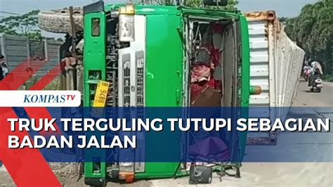 Truk Pengangkut Tripek Terguling Akibat Jalan Berlubang Di Jalan Raya