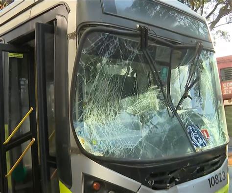 Acidente entre dois ônibus deixa cinco pessoas feridas em avenida de BH