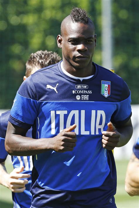 Insultos Racistas A Balotelli Durante El Entrenamiento De La Selecci N