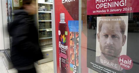 Na knihu princa Harryho čakali ľudia v radoch Opísal prvý sex a priznal že zabil ľudí