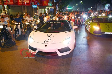 Dàn siêu xe xuống phố Hà Nội nức lòng người hâm mộ 