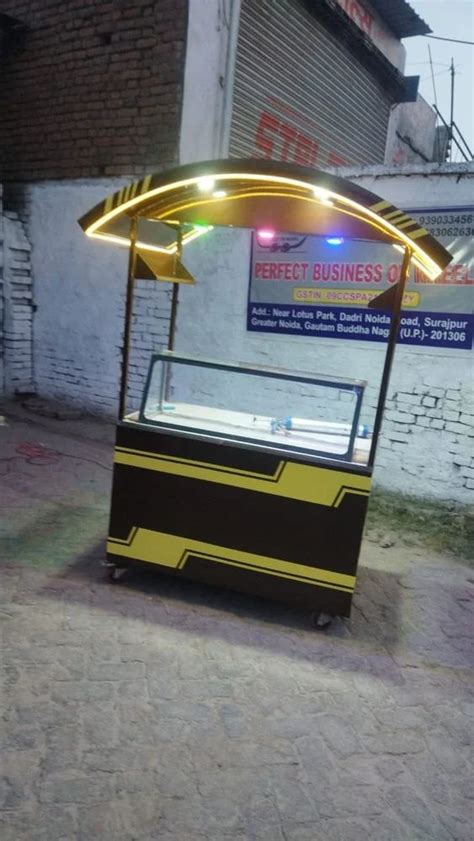 Stainless Steel Red And Yellow Base Color 4 Wheel Fast Food Cart Load Capacity 100 Kg At