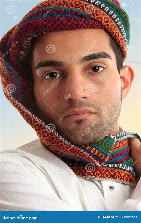 Tragender Turban Des Arabischen Mannes Stockbild Bild Von Gewand