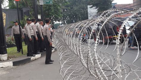 Kawat Berduri Blokade Gedung Kpu Dan Bawaslu