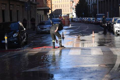 Bologna Tubo Rotto In Via Ercolani Strada Chiusa VIDEO