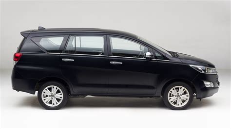 Innova Crysta Right Side View Image, Innova Crysta Photos in India ...